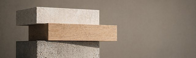 [Translate to English:] Skulptur aus drei gestapelten horizontalen Ebenen aus Beton, Holz und Stein in einem Studio mit seitlichem Licht.