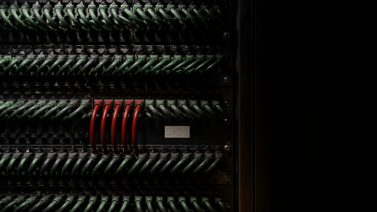 Obfuscation — Patch-Kabel-Anomalie im Server-Rack