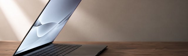 [Translate to English:] Halb-geöffnetes modernes Notebook auf einer Walnussholz-Oberfläche, Display zeigt einen abstrakt strukturierten Workflow als weiche Form, weiches Tageslicht von links — Metapher für das Lagebild zur KI-Agenten-Adoption im Mittelstand der zweiten Maiwoche 2026.